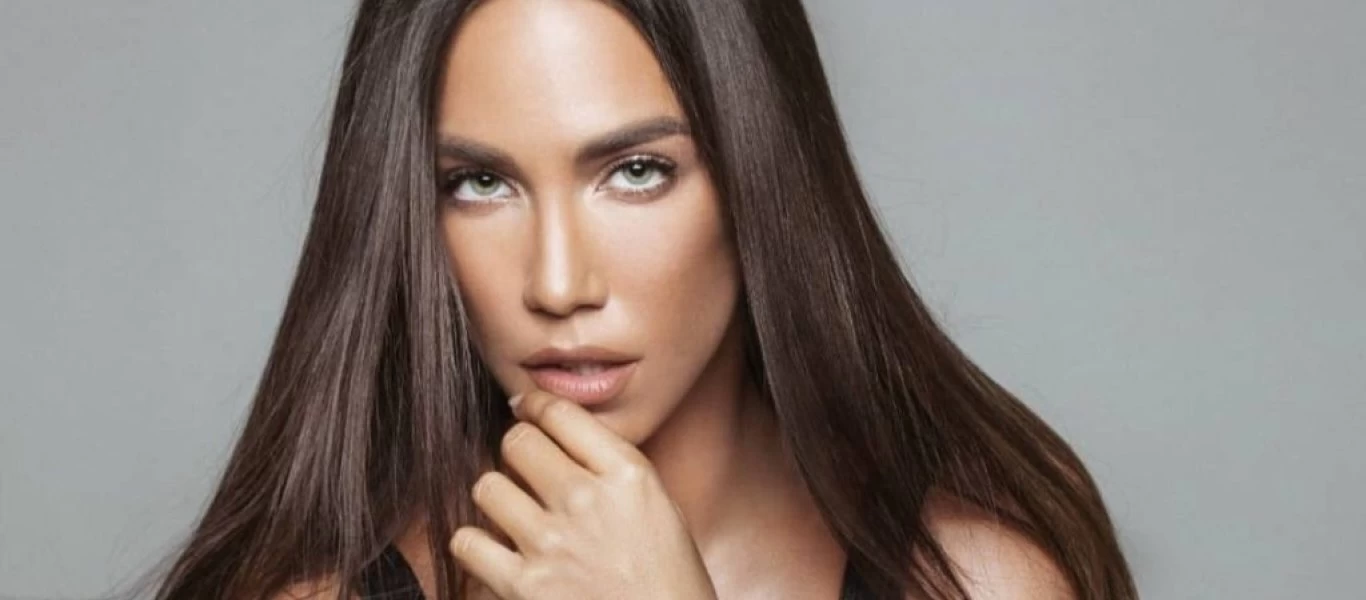 H Kατερίνα Στικούδη στόλισε το δέντρο της με κόκκινο σορτς (φωτο)